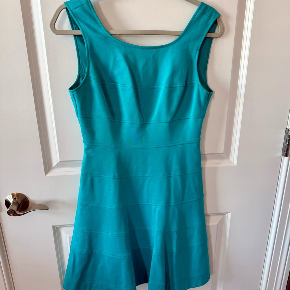 Trina Turk fully lined teal sleeveless dress. size small.